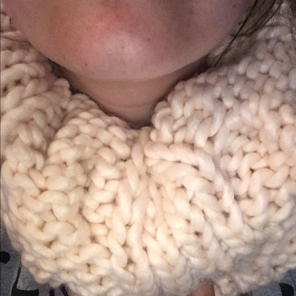Chunky cable blush woven scarf - Picture 4 of 4